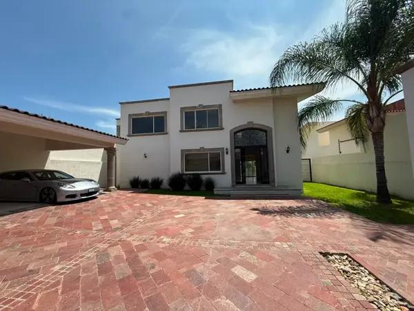 Casa en Venta en Balcones del Campestre, León: Espaciosa Residencia con Jardín Privado