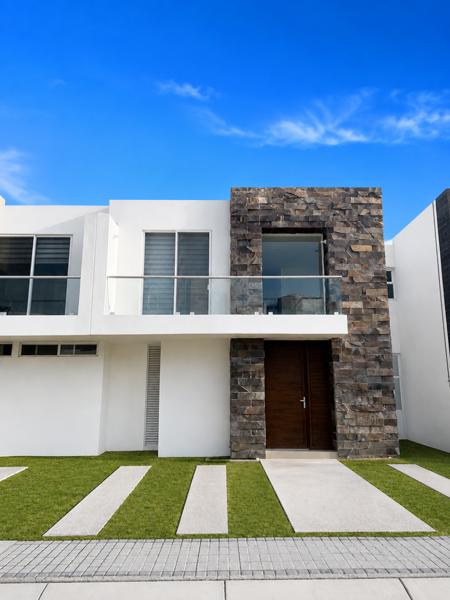 Casa en Renta en Puebla  Lomas de Angelopolis Parque Aretha con tres recámaras  con baño cada una