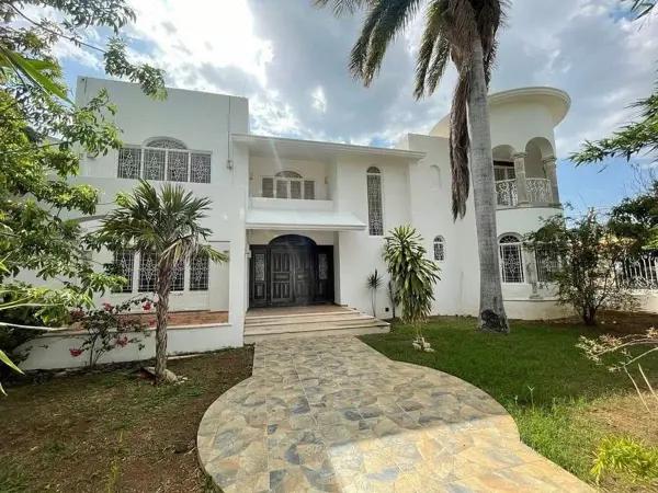 Amplia Residencia en venta al poniente de la ciudad Amplia Residencia en venta al poniente de la ciudad