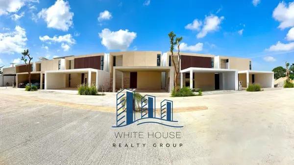 Casa en Venta en Xcanatun de 4 habitaciones + cuarto de servicio en privada