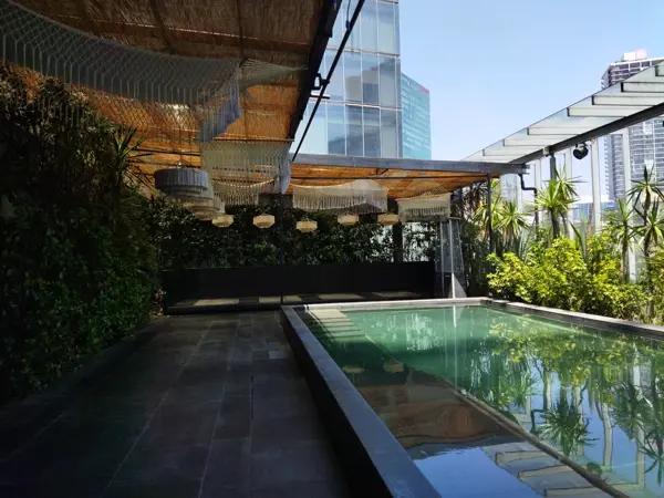 Santa Fe, precioso local comercial con terraza.