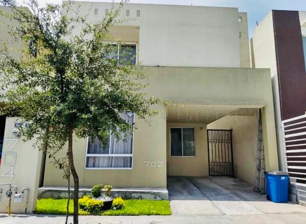 Casa de renta en fraccionamiento privada paseo Amberes en Guadalupe nuevo León
Casa de dos niveles
