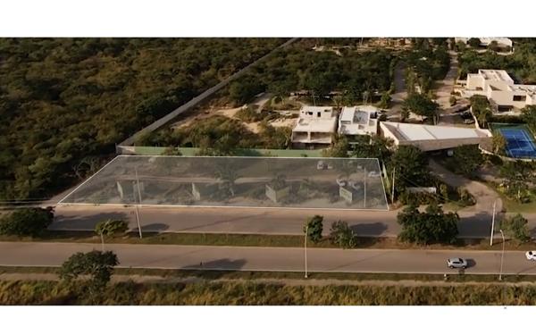 Local comercial en renta con terraza en Plaza Comercial Compostela