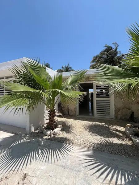 Casa de una planta con alberca a una cuadra del mar