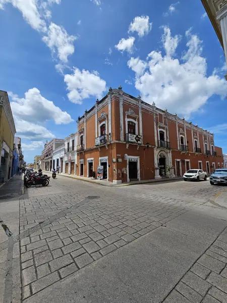 MAGNIFICO EDIFICIO COLONIAL EN EL CENTRO DE CAMPECHE, CAMPECHE.