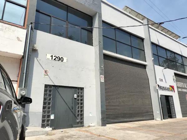 Bodega con Oficinas en Col El Rosario