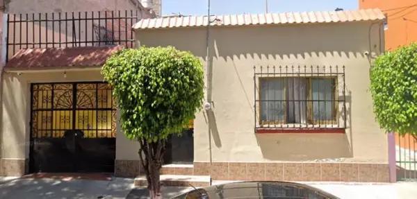 Casa en Remate en Gustavo A. Madero con Acceso a Servicios en Ciudad de México