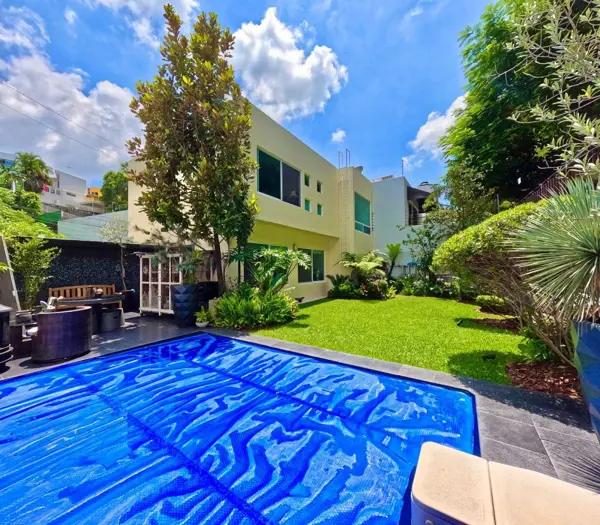 C Casa en Venta con Jardín y Alberca, Vigilancia en Junto Al Rio