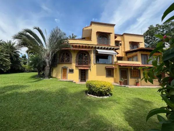 Casa con 2013 m² de Superficie de Terreno y 9 Recámaras en Renta en Miraval