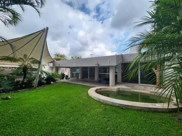 D Casa de 500 m² con 3 Recámaras en Venta y Renta en Lomas de La Selva Cuarto de Servicio, un Nivel