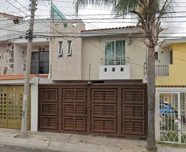 Casa en Remate Hipotecario en Zapopan: Amplio Espacio y Ubicación Conveniente