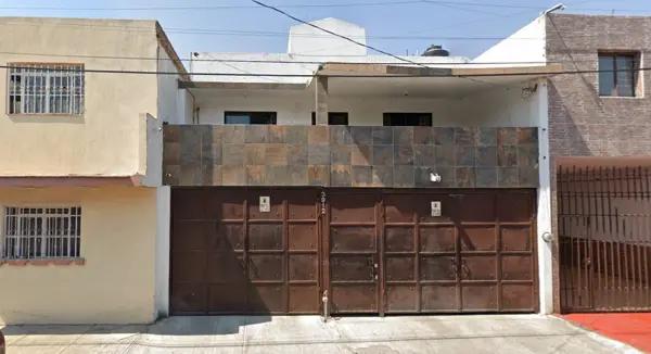 Propiedad en remate hipotecario: Casa en Guadalajara con jardín de azotea y más