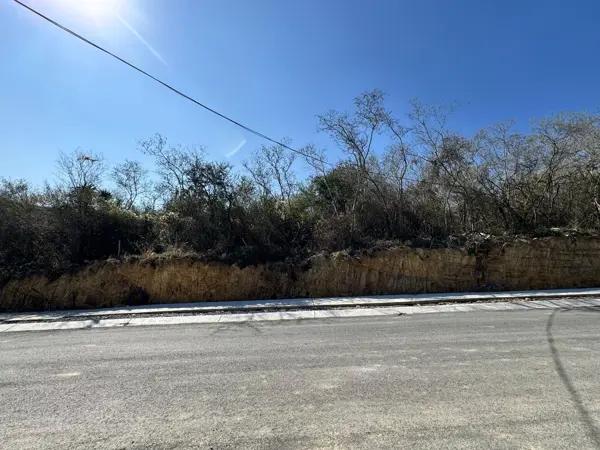 LOTE EN SIERRA ALTA (DOBLE FRENTE)
ZONA VERDE FRACCIONAMIENTO NUEVO, A 1 KM DEL PARQUE LA ESTANZUELA