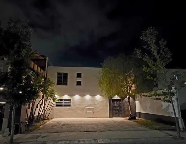 Casa Amueblada en cerrada con alberca