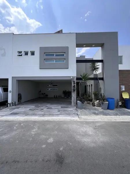 Residencia de Lujo con Alberca en Carretera Nacional