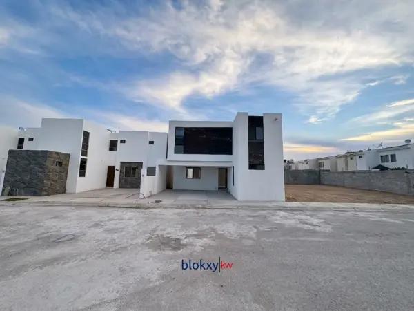 Casa en venta con 4 habitaciones y 3.5 baños (habitación en planta baja)