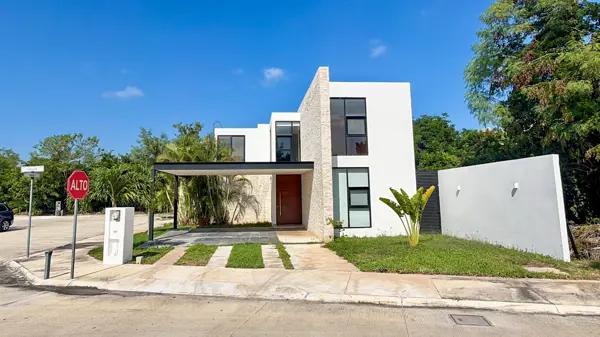 Casa en Esquina en Privada Nortemerida, con 4 Habitaciones y Doble Altura