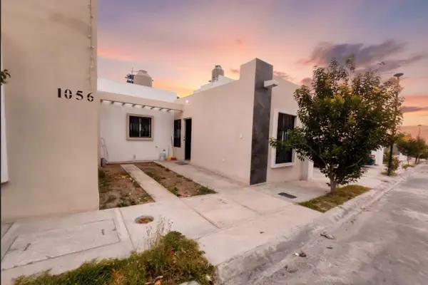 Casa en RENTA de 1 planta semi-amueblada en Valle de los Almendros