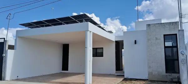CASA DE UNA PLANTA EN RENTA EQUIPADA EN MERIDA CON PANELES SOLARES Y ALBERCA.