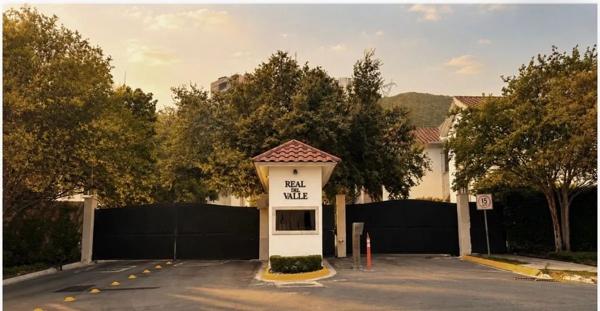CASA EN VENTA REAL DEL VALLE, SECTOR PRIVADO