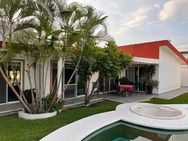 Casa en Venta en Fraccionamiento Brisas, Cuernavaca | 7 Habitaciones | Alberca | 4 Estacionamientos