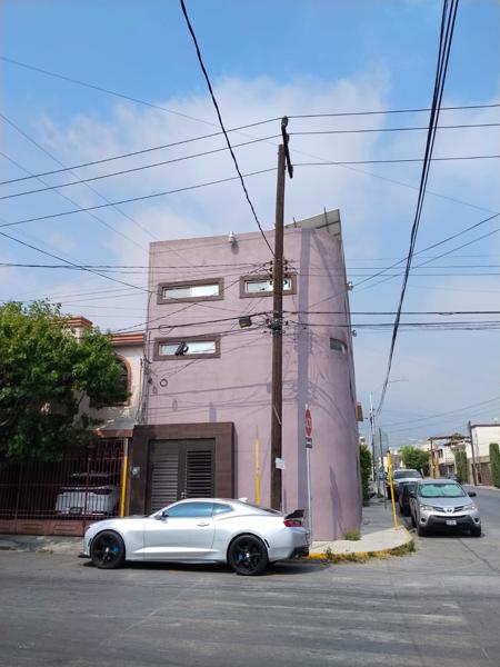 CASA DE 3 NIVELES EN VENTA EN  MITRAS NORTE.