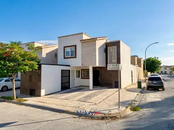 ¡Casa en venta con alberca y en esquina, en Residencial Senderos!