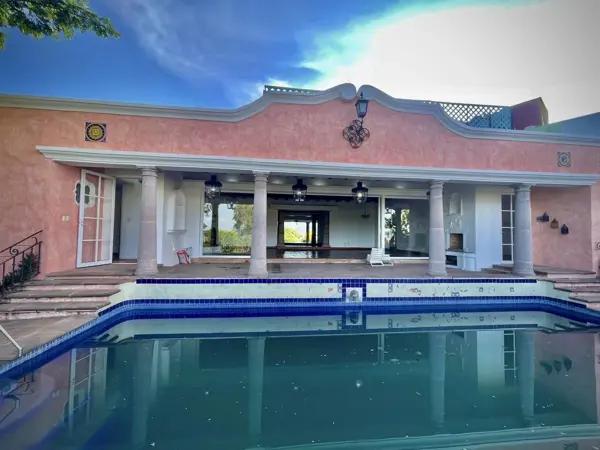 Casa en Lomas de Atzingo | Espacios Amplios, Alberca con Jacuzzi y Excelentes Acabados