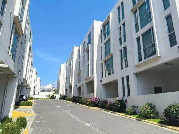 Departamento en Venta de dos plantas en Lomas Verdes con seguridad.