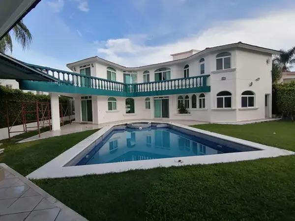 MAGNIFICA UBICACION, SECCIÓN CON SERVICIOS OCULTOS, PRIVADA, 5  RECÁMARAS, SIN MUEBLES.