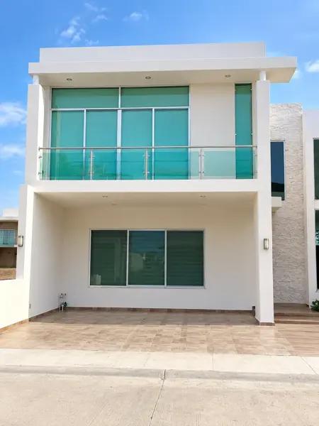 CASA DE 3 RECAMARAS SIN MUEBLES EN RENTA – ALTABRISA