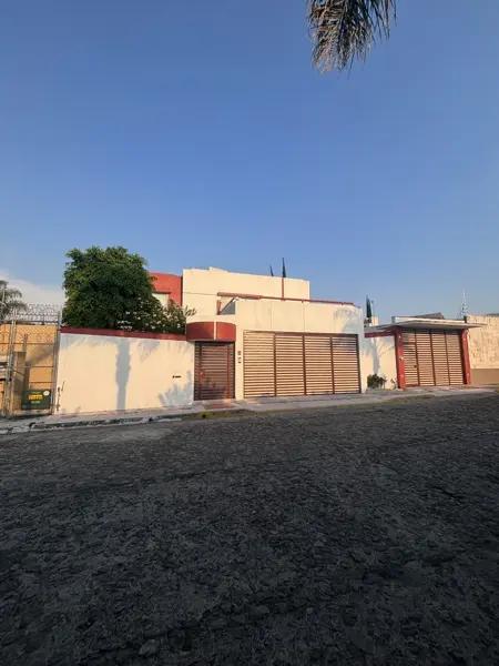 Residencia en venta con amplio jardin en Santa Cruz Guadalupe