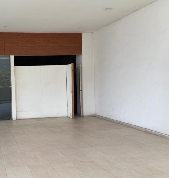 Local en renta ideal para consultorio, en plaza en Valle Poniente.