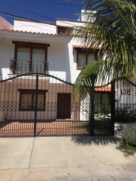 Casa con estudio en privada zona norte de León
