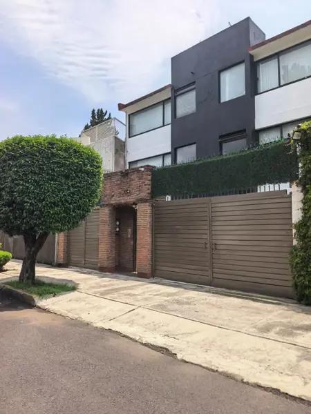 AMPLIA CASA DE 3 NIVELES EN PASEOS DE TAXQUEÑA