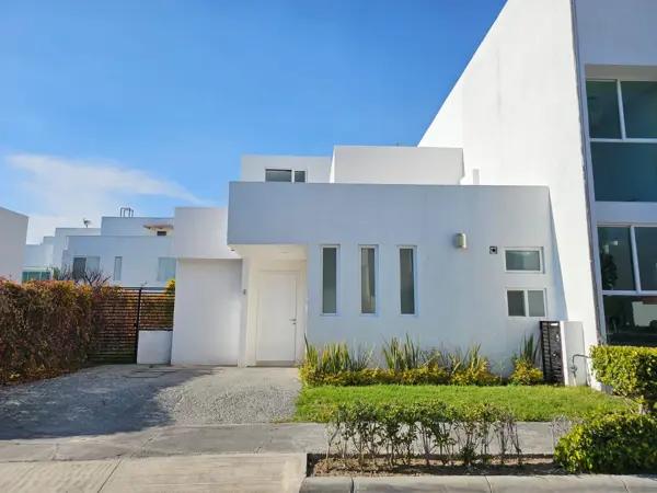 CASA EN RENTA AMUEBLADA 4 recamaras, Roof Gaden y Jardín en LOMAS DE ANGELOPOLIS 2