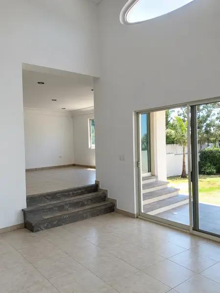AMPLIA CASA EN VILLAS DE IRAPUATO CON JARDÍN