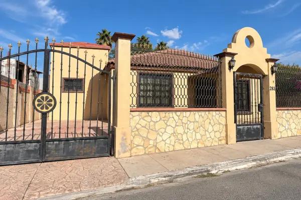 Amplia Casa en VENTA en LA AURORA