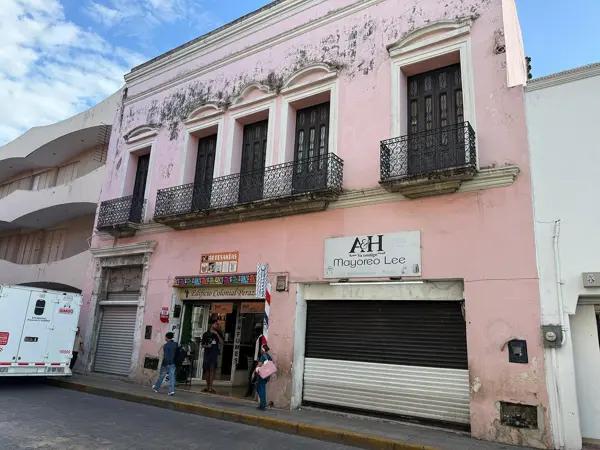 Edificio a unos pasos de la Catedral de Mérida