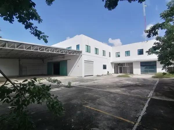 Propiedad sobre Avenida, con bodega y oficinas