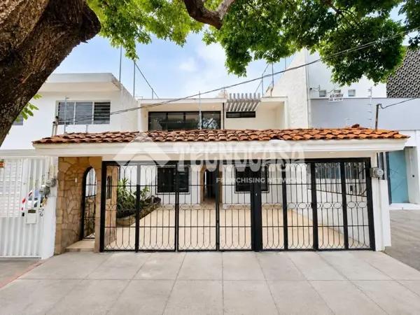 Casa en Venta Recién remodelada en Chapalita Inn, Zapopan: Amplia Propiedad con 5 Recámaras y Balcón