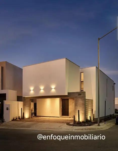 Venta de Casa en Residencial Bosques Suizos al Norte de Saltillo ubicada en esquína.