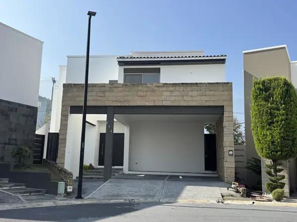 Casa en Renta en Montealban, Monterrey, N. L. Carretera Nacional