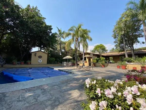 Casa en Las Palmas | Residencia de Una Planta con Estilo Cuernavaca, Jardines y 3 Chimeneas