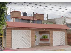 Casa en venta en Bosques de Aragon, Nezahualcóyotl, México Casa en venta en Bosques de Aragon, Nezahualcóyotl, México