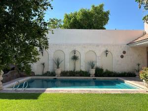 Casa Independiente a la Venta en San Isidro, Torreón con Jardín y Alberca Casa Independiente a la Venta en San Isidro, Torreón con Jardín y Alberca