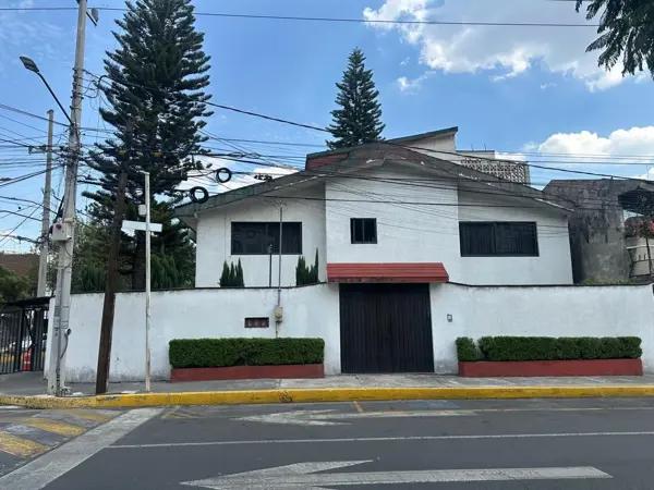 CASA CON EXCELENTE UBICACIÓN Y EN ESQUINA, A 2 CALLES DE PERISUR CASA CON EXCELENTE UBICACIÓN Y EN ESQUINA, A 2 CALLES DE PERISUR