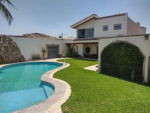Hermosa residencia con recámara en planta baja y alberca. Hermosa residencia con recámara en planta baja y alberca.