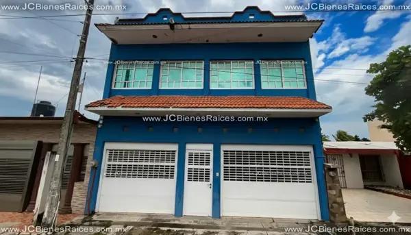 4 Recámaras y 4 Climas: Casa de 3 Niveles con Cantina y Portón Automático. 4 Recámaras y 4 Climas: Casa de 3 Niveles con Cantina y Portón Automático.
