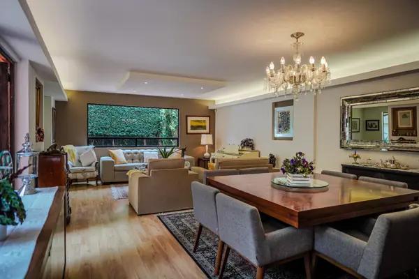 Casa sola en esquina en Venta con jardín y 4 lugares de estacionamiento Casa sola en esquina en Venta con jardín y 4 lugares de estacionamiento